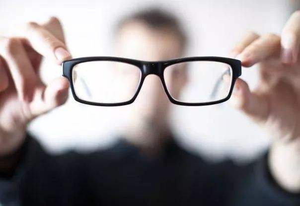 戴眼镜加深度数怎么回事？